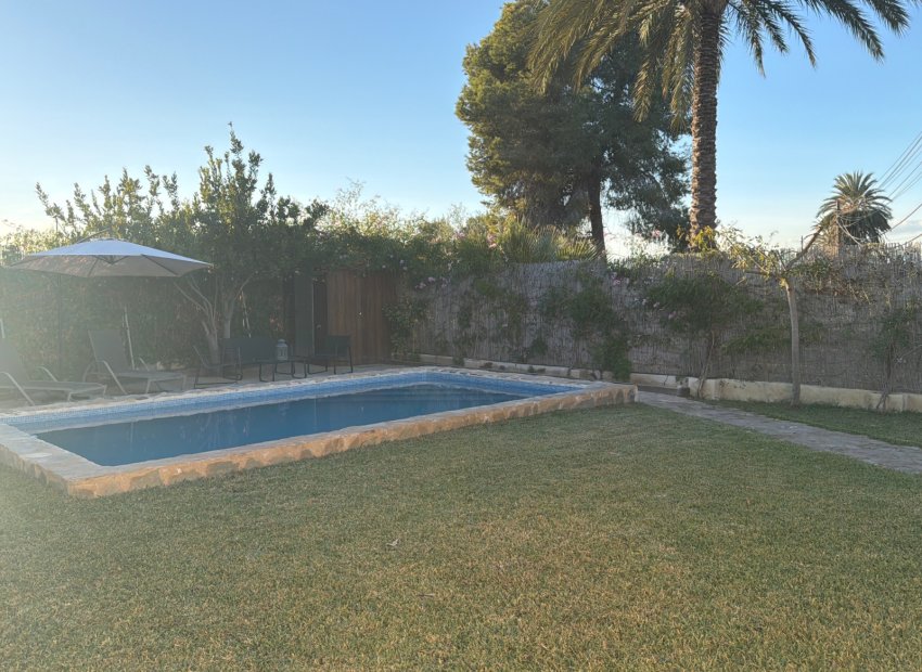 Herverkoop - Geschakelde Villa -
Dolores