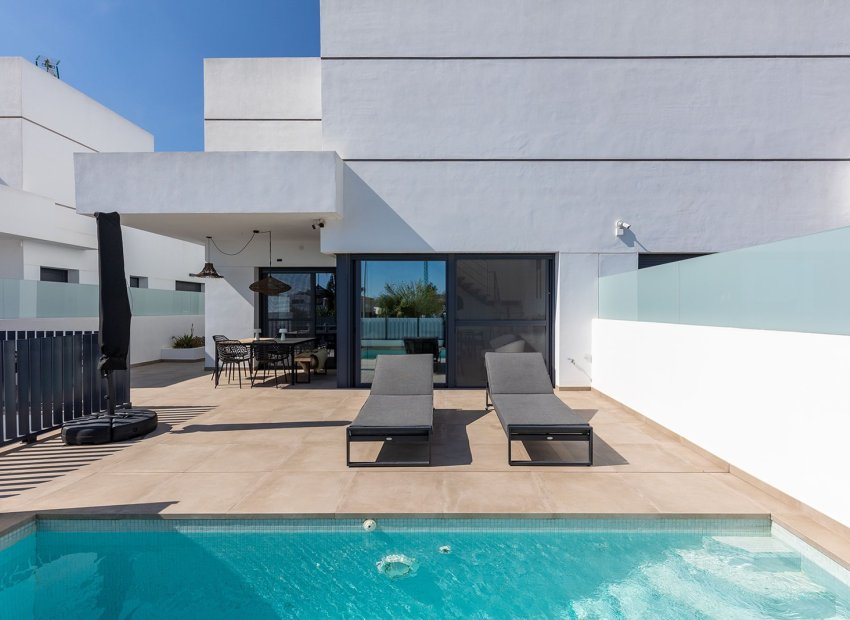 Herverkoop - Geschakelde Villa -
Dolores