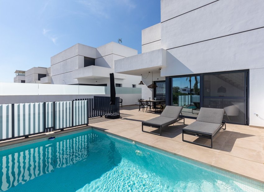 Herverkoop - Geschakelde Villa -
Dolores