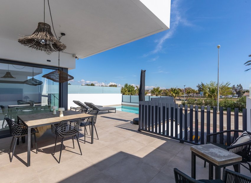 Herverkoop - Geschakelde Villa -
Dolores