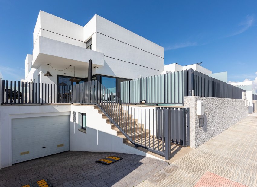 Herverkoop - Geschakelde Villa -
Dolores