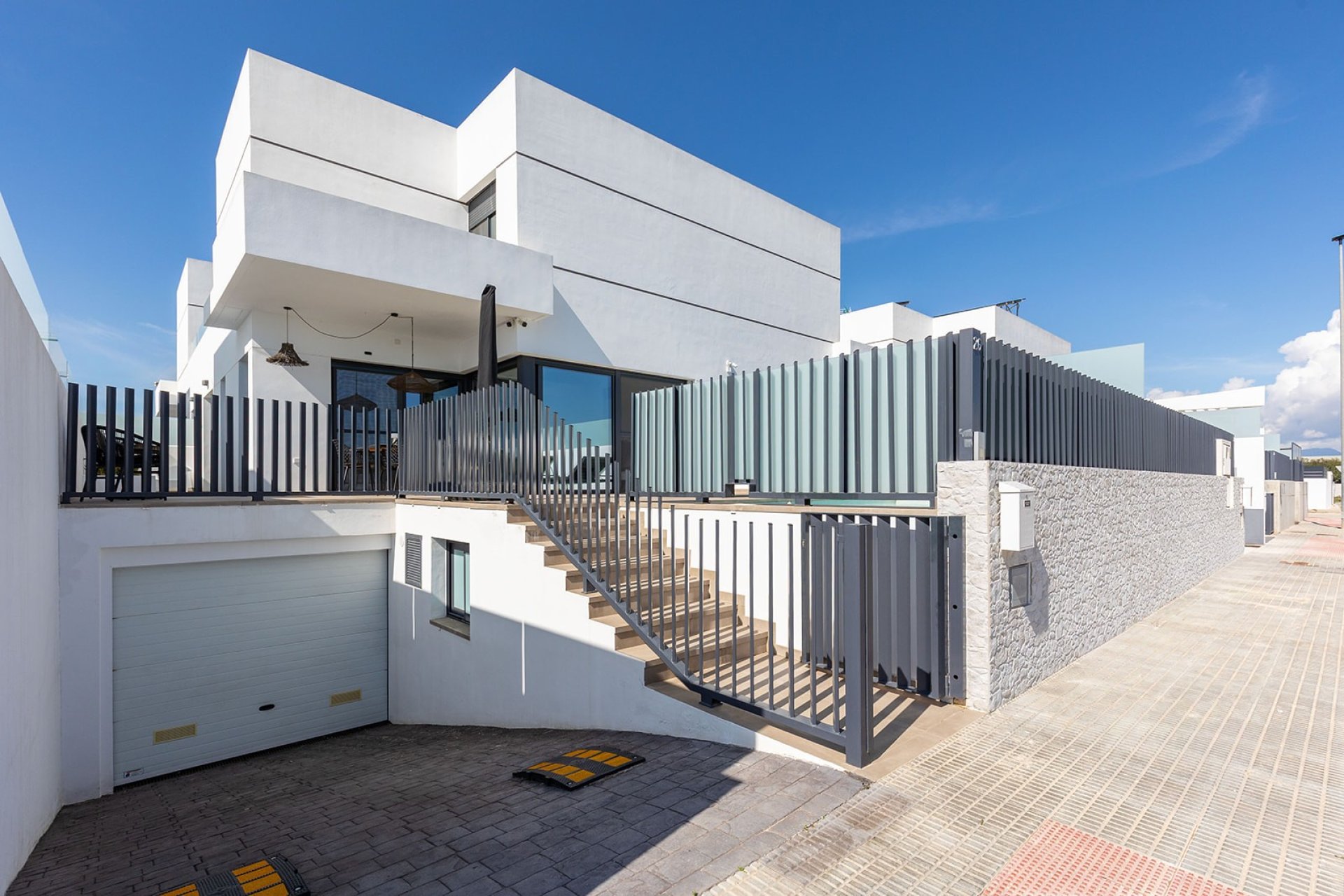 Herverkoop - Geschakelde Villa -
Dolores