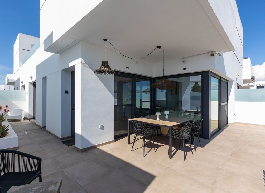 Herverkoop - Geschakelde Villa -
Dolores