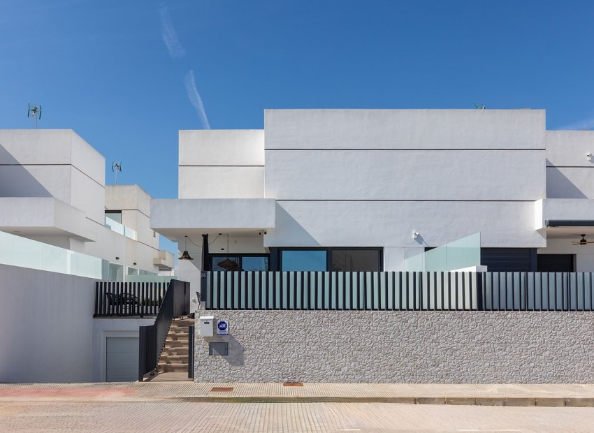 Herverkoop - Geschakelde Villa -
Dolores