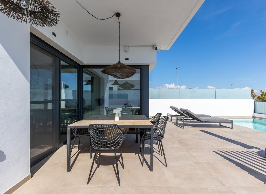 Herverkoop - Geschakelde Villa -
Dolores