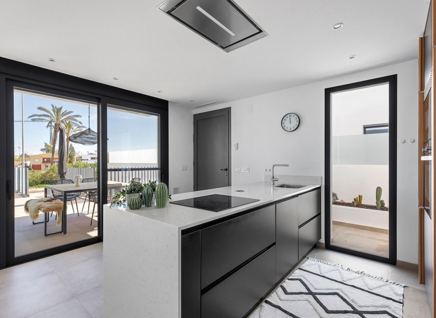 Herverkoop - Geschakelde Villa -
Dolores