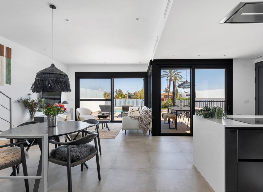 Herverkoop - Geschakelde Villa -
Dolores