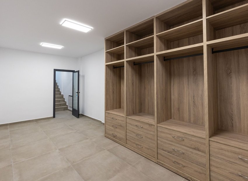 Herverkoop - Geschakelde Villa -
Dolores