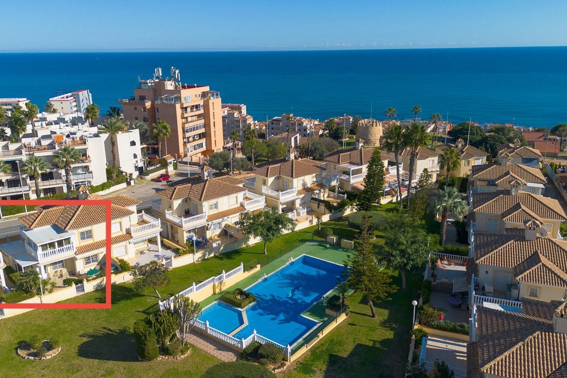 Herverkoop - Geschakelde Villa -
La Mata - Playa