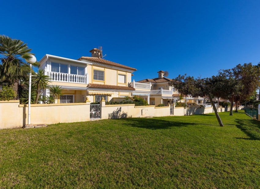 Herverkoop - Geschakelde Villa -
La Mata - Playa