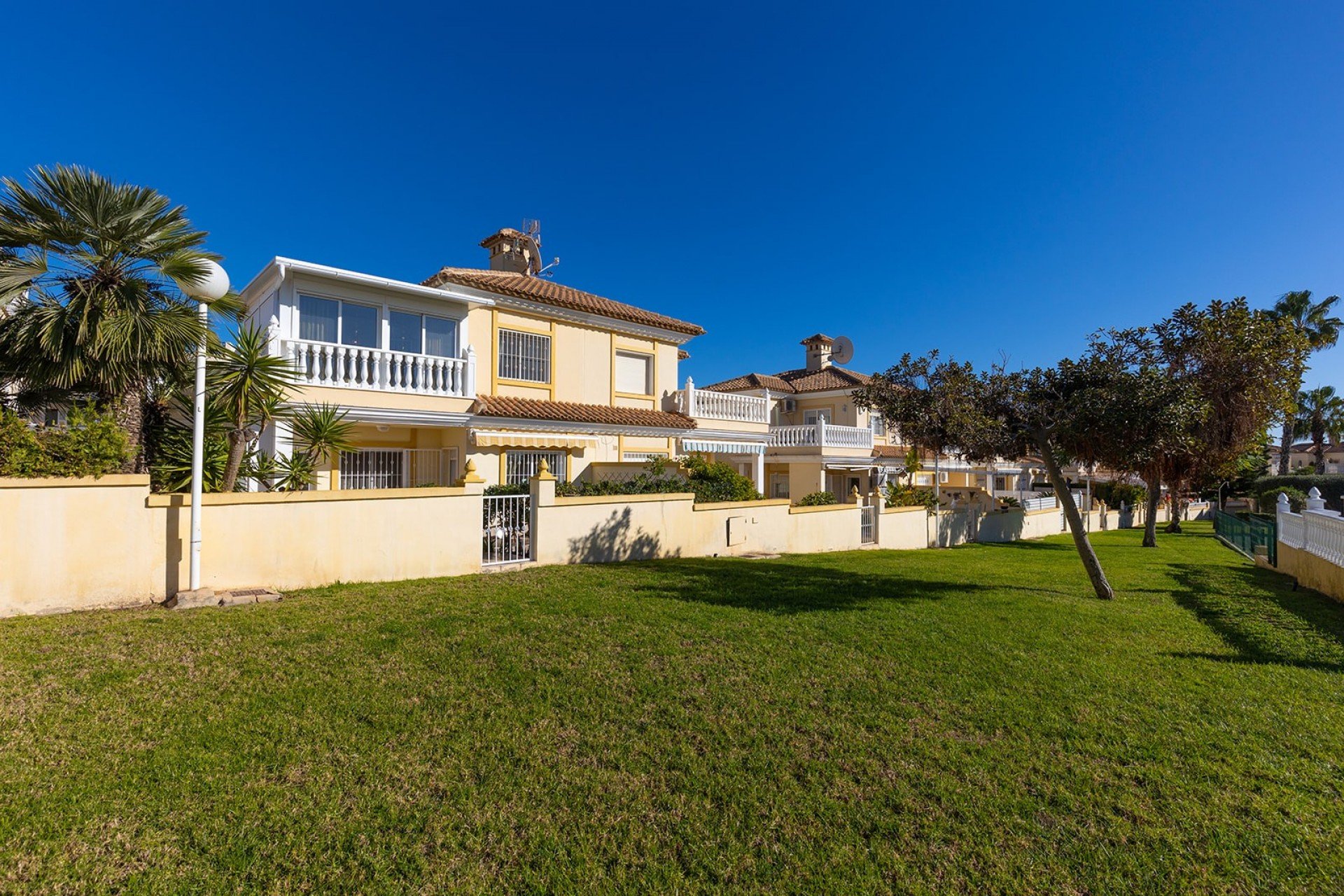 Herverkoop - Geschakelde Villa -
La Mata - Playa