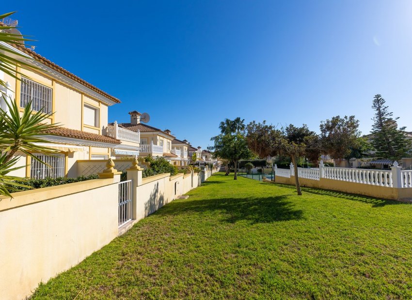 Herverkoop - Geschakelde Villa -
La Mata - Playa