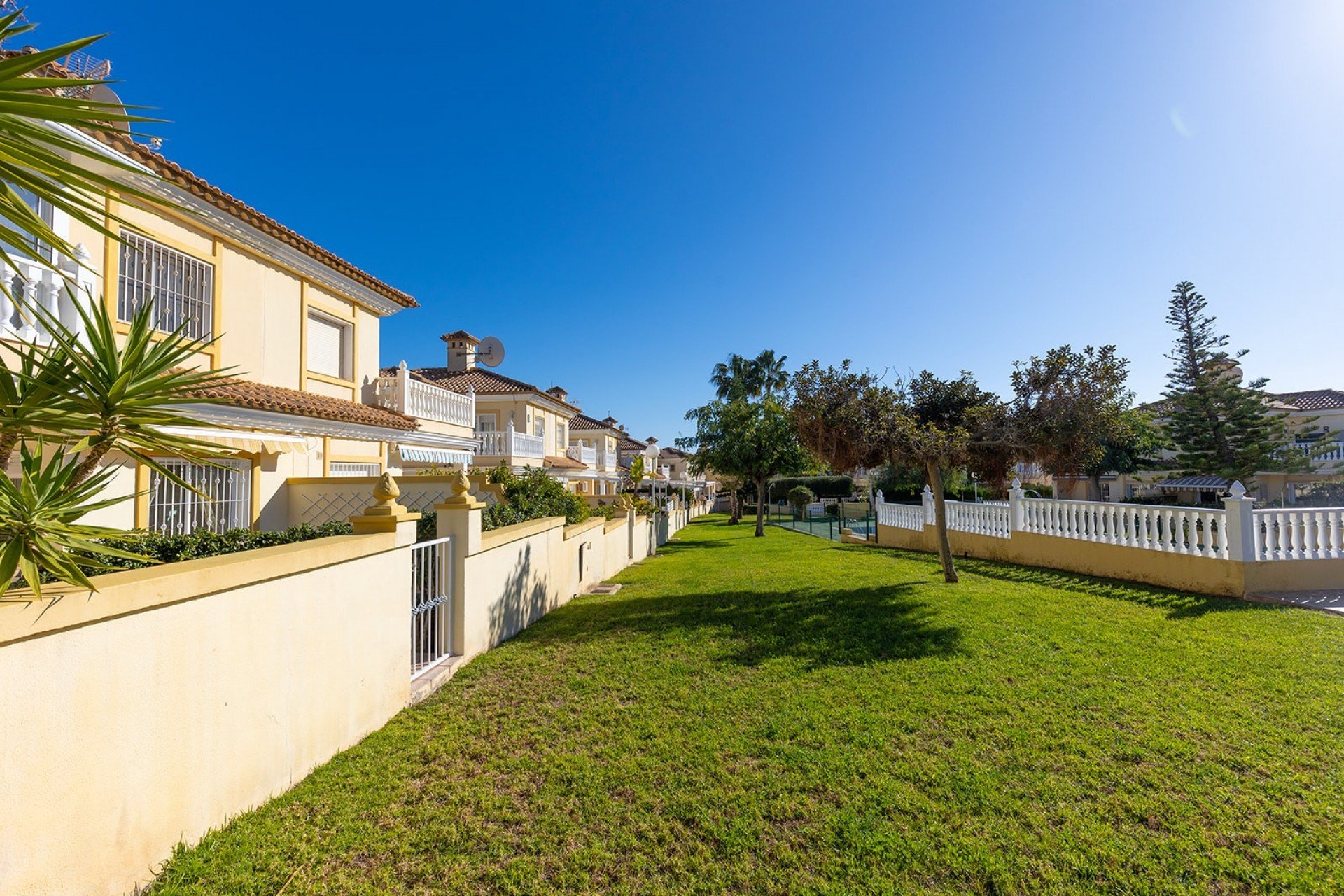 Herverkoop - Geschakelde Villa -
La Mata - Playa