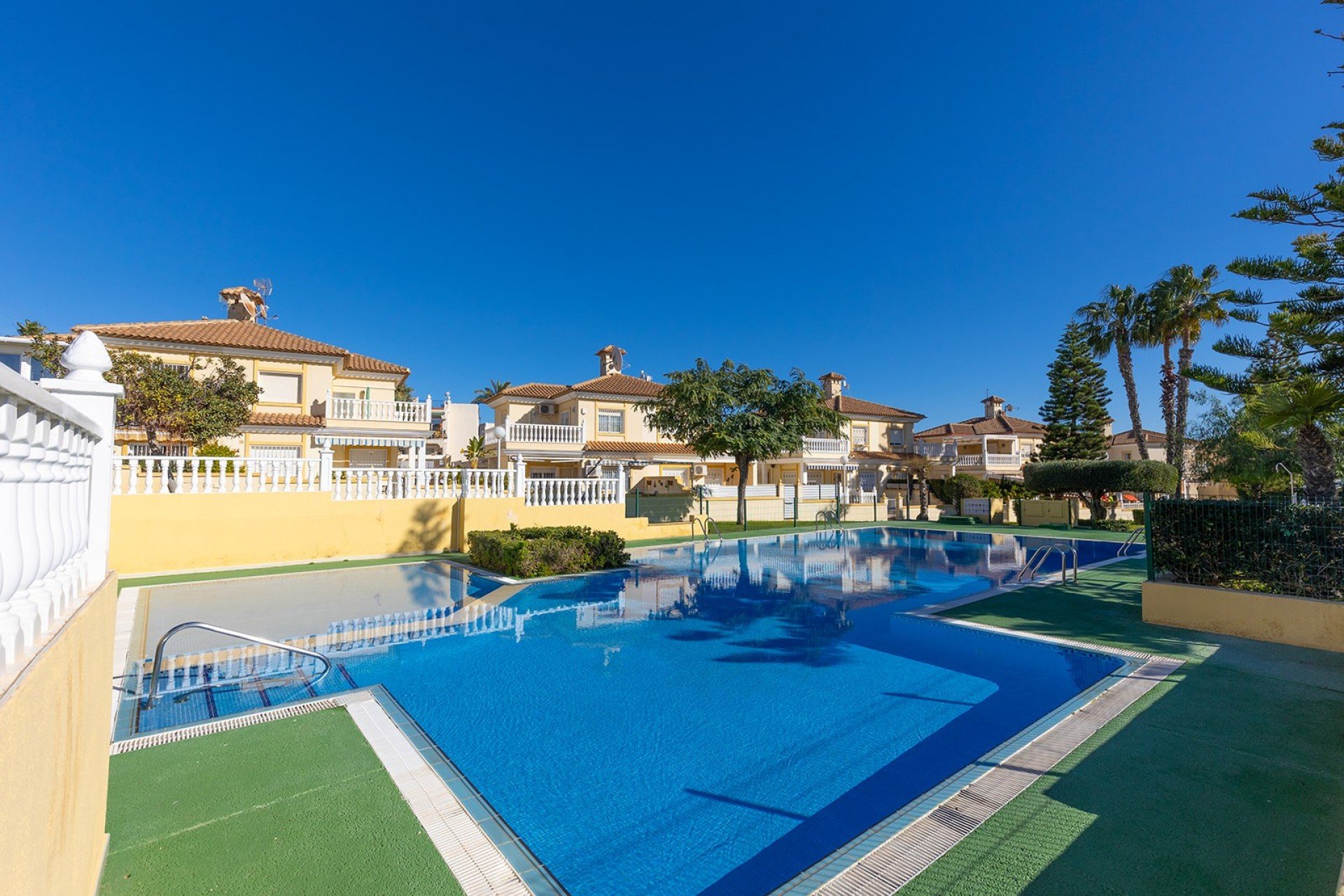 Herverkoop - Geschakelde Villa -
La Mata - Playa