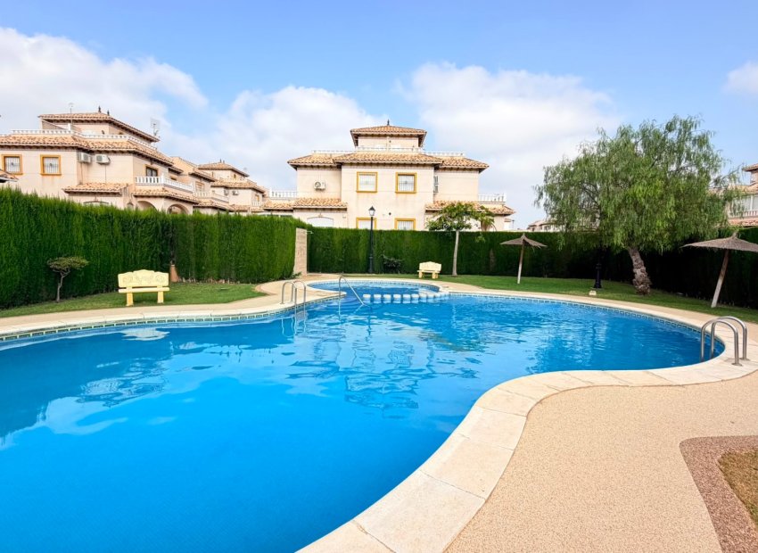 Herverkoop - Geschakelde Villa -
Lomas de Cabo Roig - Orihuela Costa