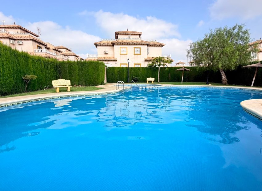 Herverkoop - Geschakelde Villa -
Lomas de Cabo Roig - Orihuela Costa