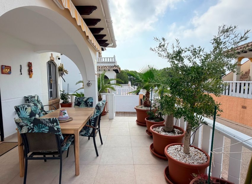 Herverkoop - Geschakelde Villa -
Lomas de Cabo Roig - Orihuela Costa