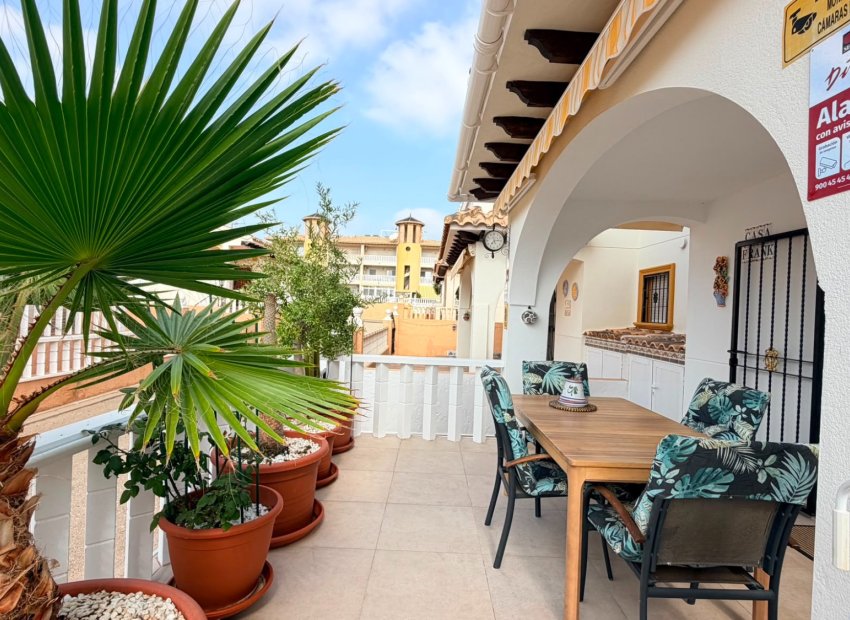 Herverkoop - Geschakelde Villa -
Lomas de Cabo Roig - Orihuela Costa
