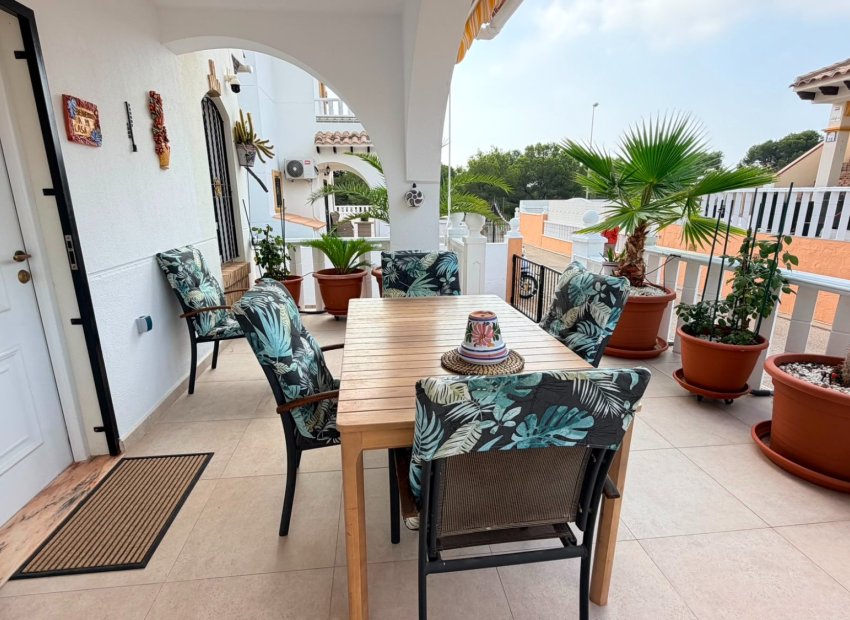 Herverkoop - Geschakelde Villa -
Lomas de Cabo Roig - Orihuela Costa