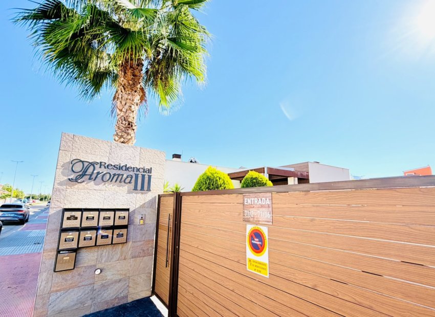 Herverkoop - Geschakelde Villa -
Los Montesinos - La Herada