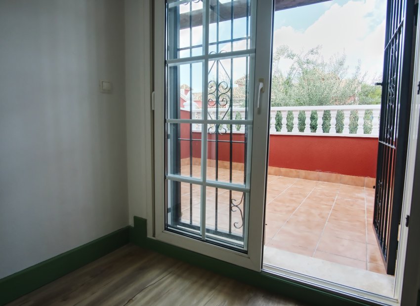 Herverkoop - Geschakelde Villa -
Orihuela Costa - Costa Blanca South