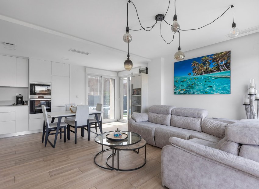 Herverkoop - Geschakelde Villa -
Orihuela Costa - Vistabella Golf