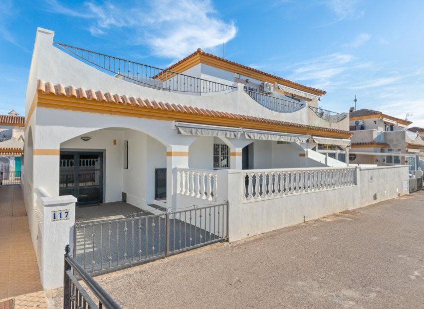 Herverkoop - Geschakelde Villa -
Orihuela Costa