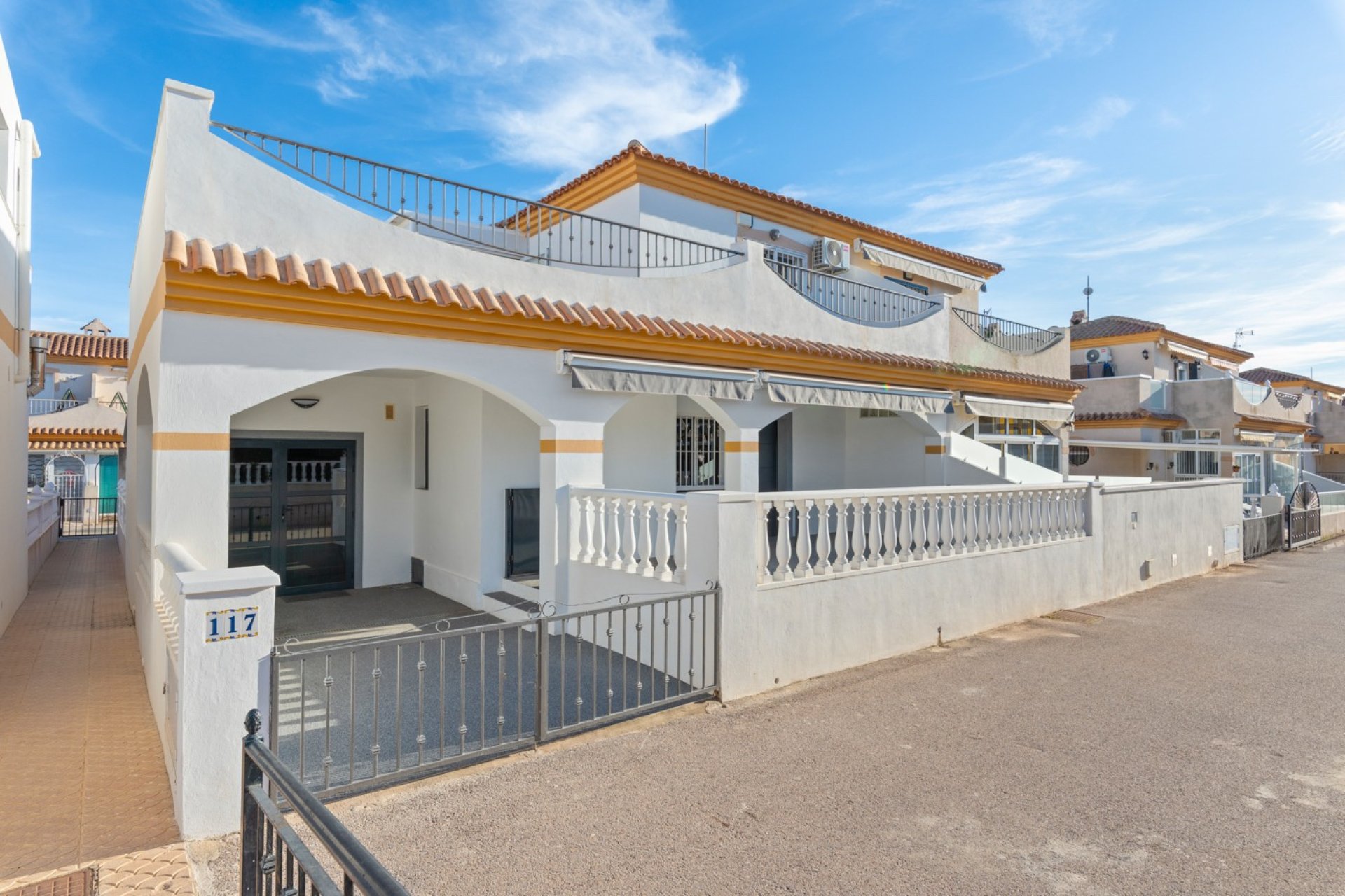 Herverkoop - Geschakelde Villa -
Orihuela Costa