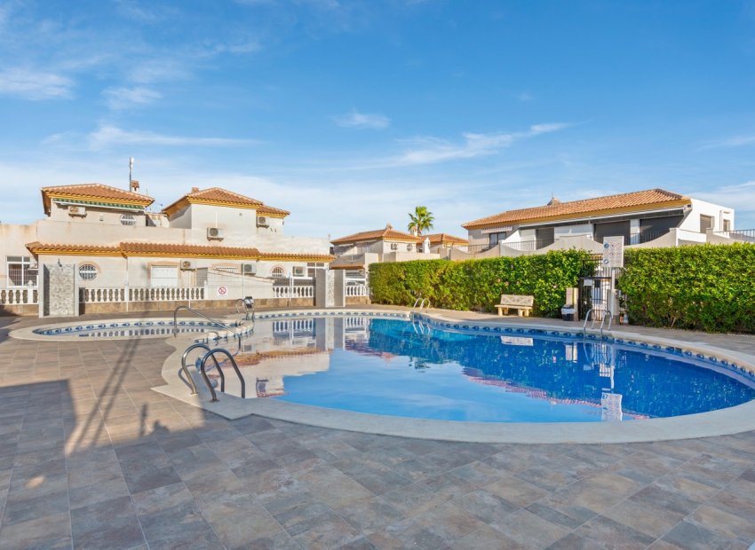 Herverkoop - Geschakelde Villa -
Orihuela Costa