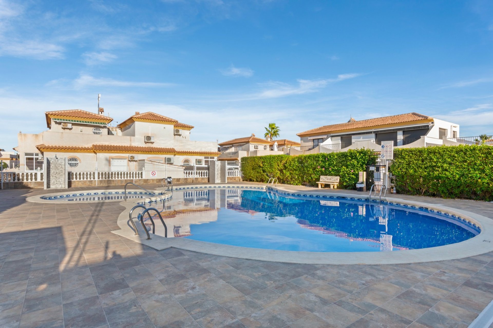 Herverkoop - Geschakelde Villa -
Orihuela Costa