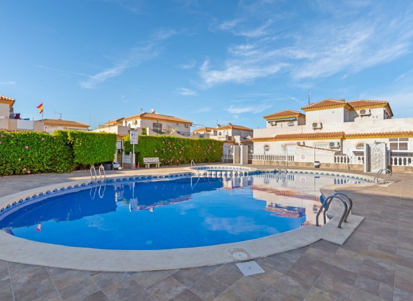 Herverkoop - Geschakelde Villa -
Orihuela Costa