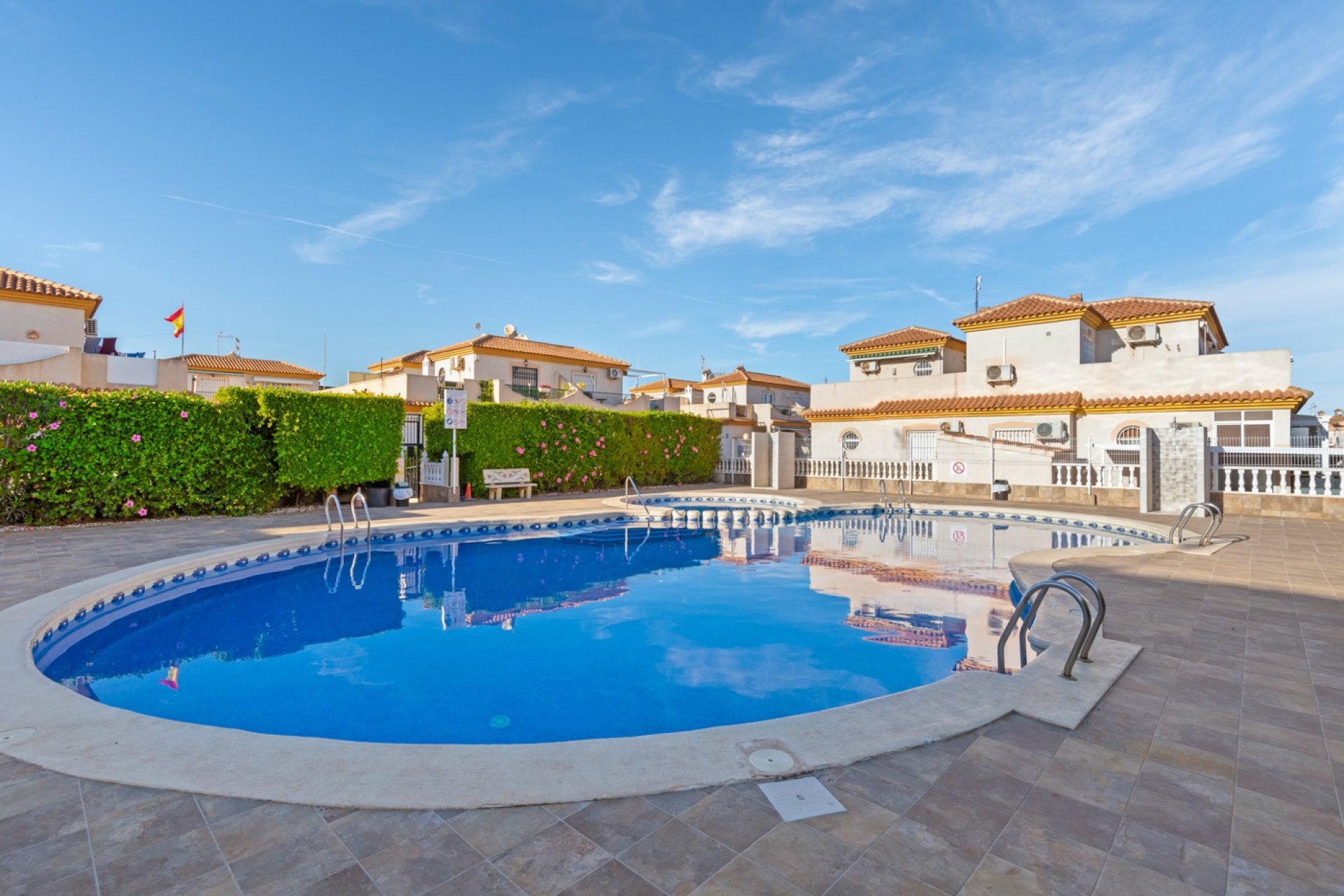 Herverkoop - Geschakelde Villa -
Orihuela Costa