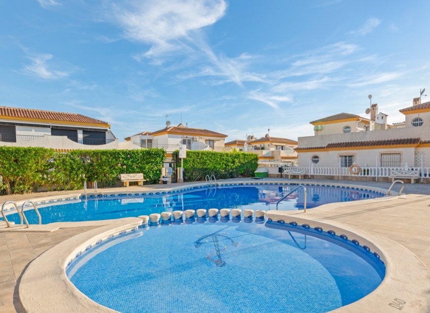 Herverkoop - Geschakelde Villa -
Orihuela Costa