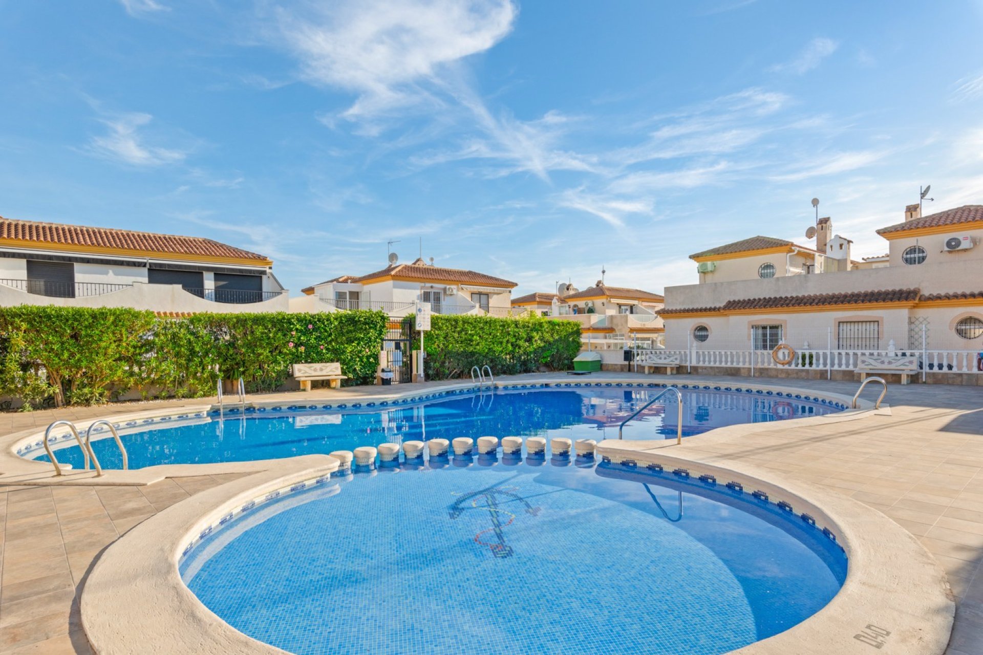 Herverkoop - Geschakelde Villa -
Orihuela Costa