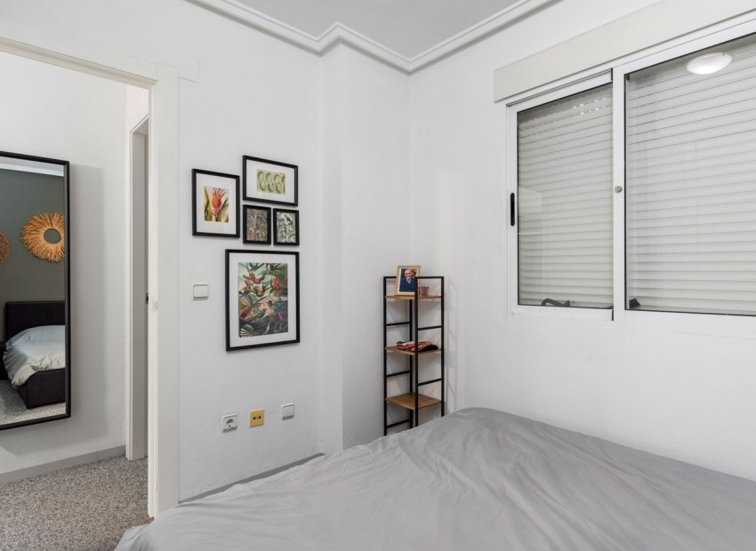 Herverkoop - Geschakelde Villa -
Orihuela Costa