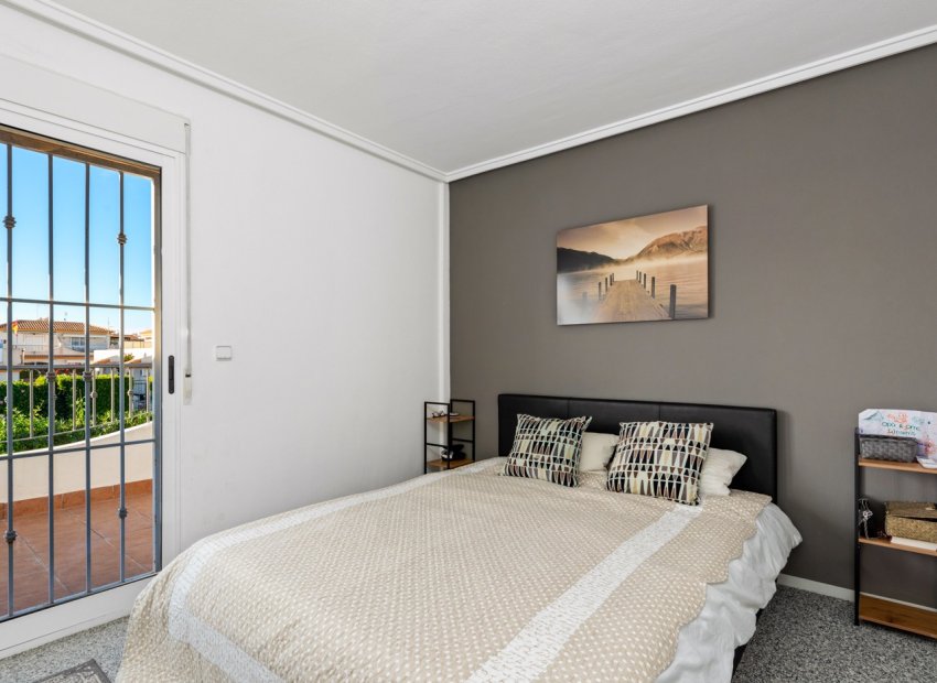 Herverkoop - Geschakelde Villa -
Orihuela Costa