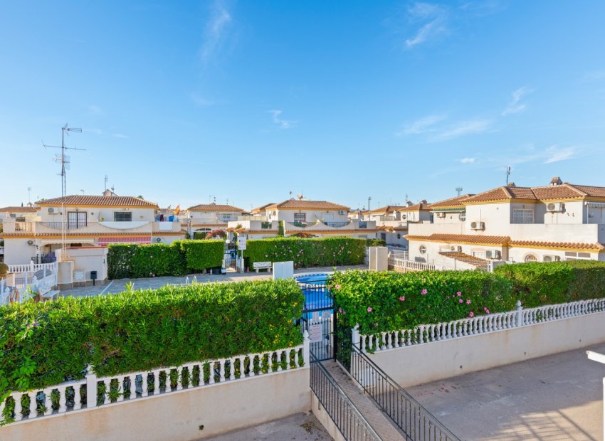Herverkoop - Geschakelde Villa -
Orihuela Costa
