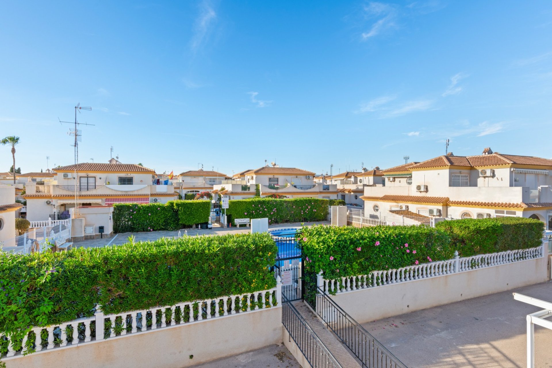 Herverkoop - Geschakelde Villa -
Orihuela Costa
