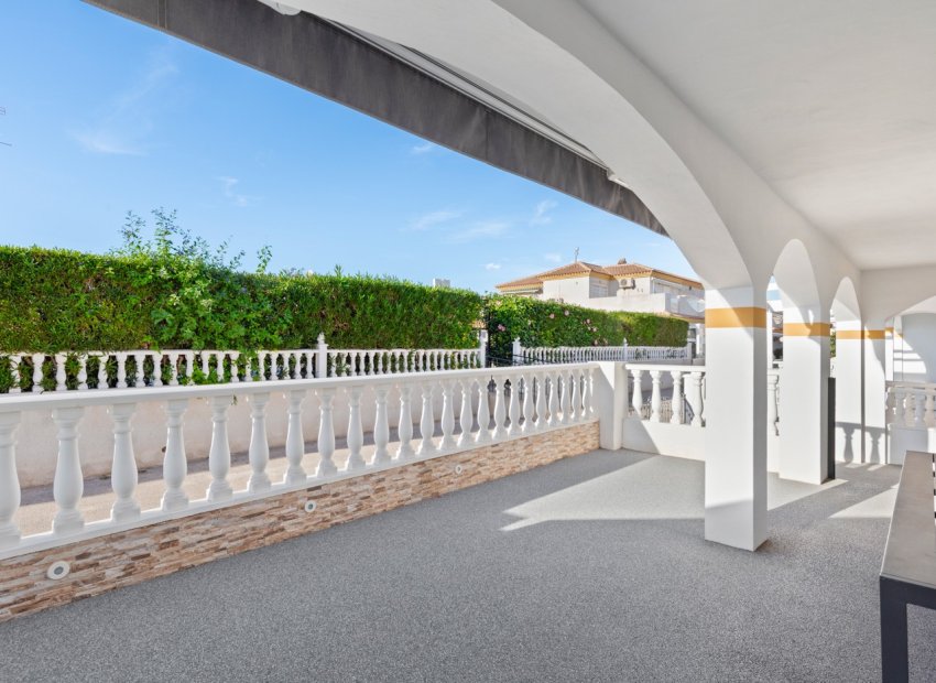Herverkoop - Geschakelde Villa -
Orihuela Costa