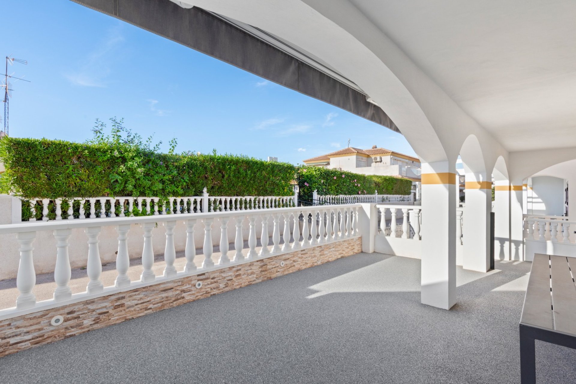 Herverkoop - Geschakelde Villa -
Orihuela Costa