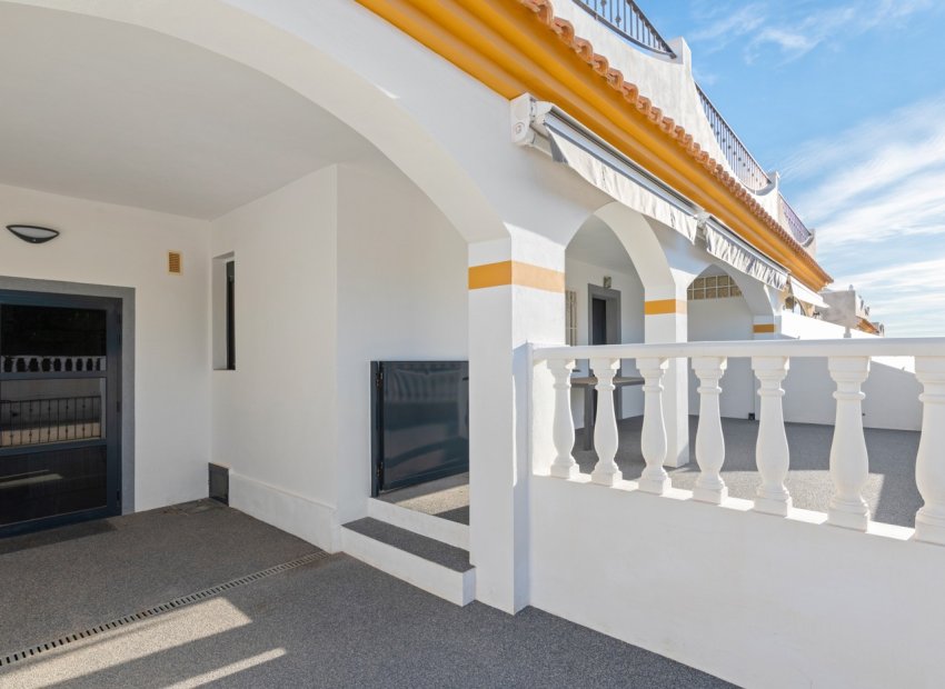 Herverkoop - Geschakelde Villa -
Orihuela Costa