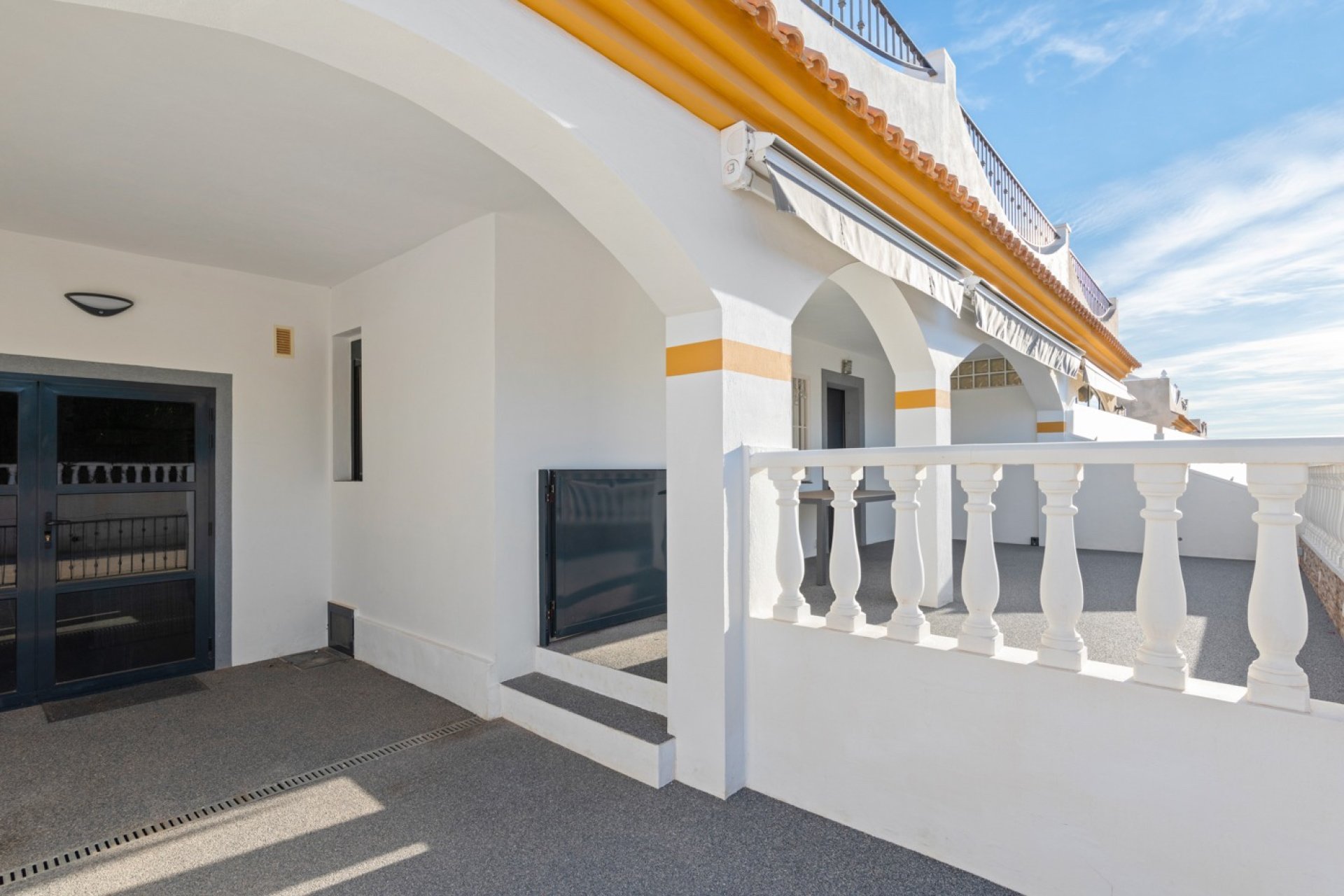 Herverkoop - Geschakelde Villa -
Orihuela Costa