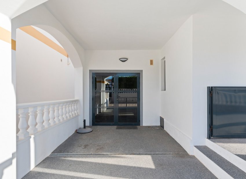 Herverkoop - Geschakelde Villa -
Orihuela Costa