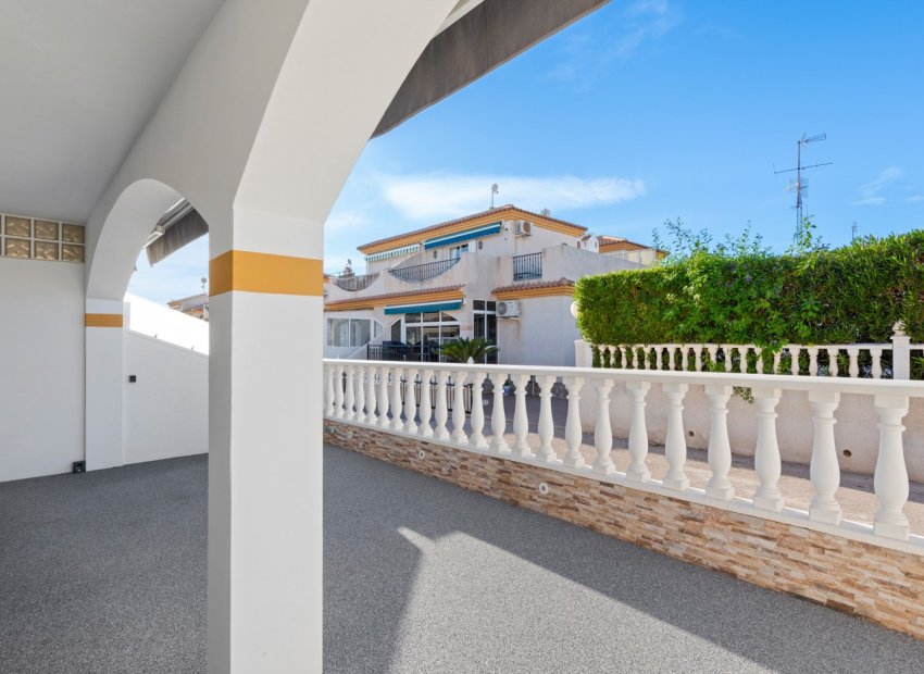 Herverkoop - Geschakelde Villa -
Orihuela Costa