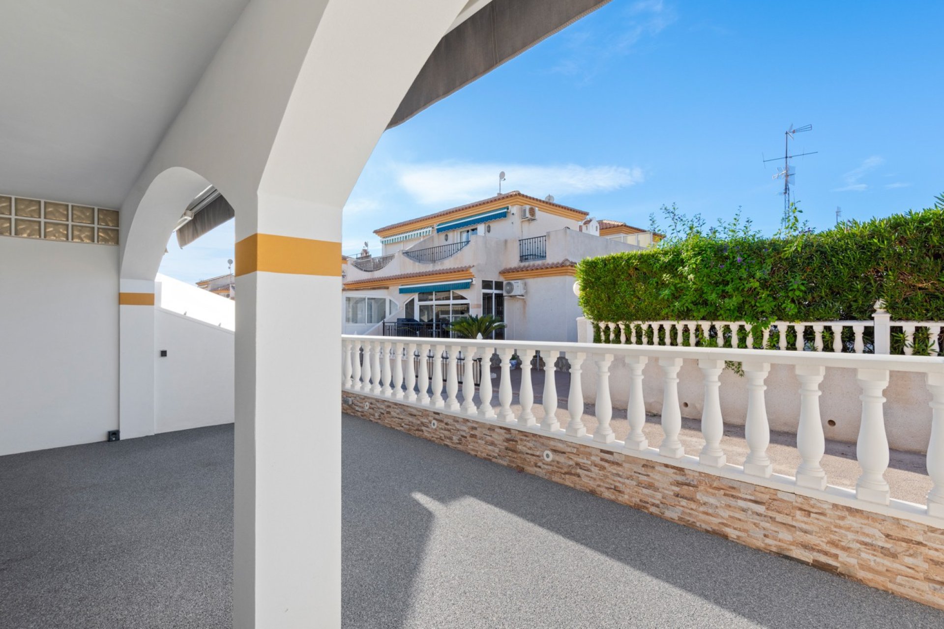 Herverkoop - Geschakelde Villa -
Orihuela Costa