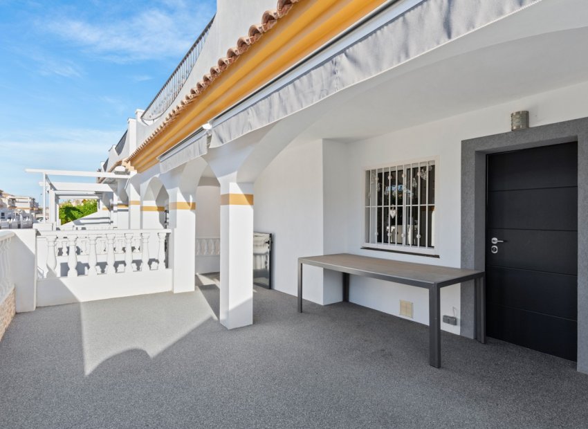 Herverkoop - Geschakelde Villa -
Orihuela Costa