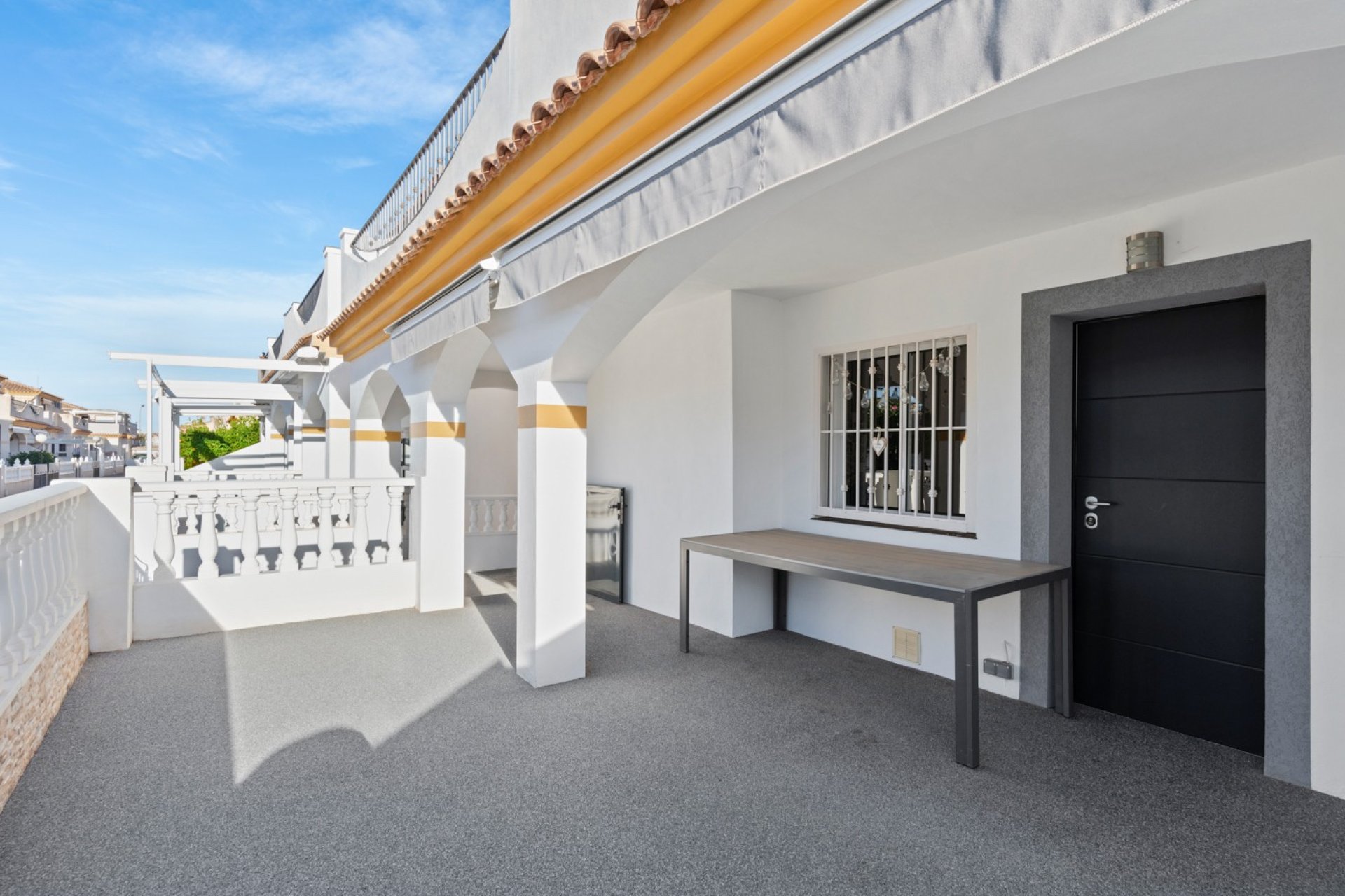 Herverkoop - Geschakelde Villa -
Orihuela Costa