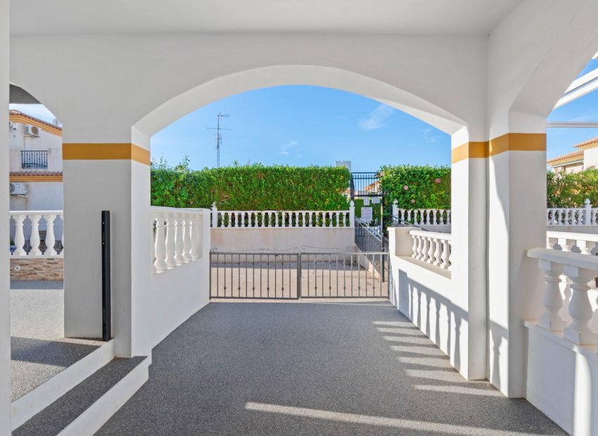 Herverkoop - Geschakelde Villa -
Orihuela Costa