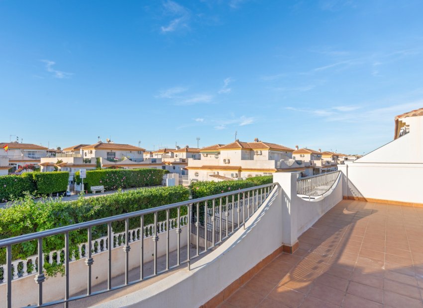 Herverkoop - Geschakelde Villa -
Orihuela Costa