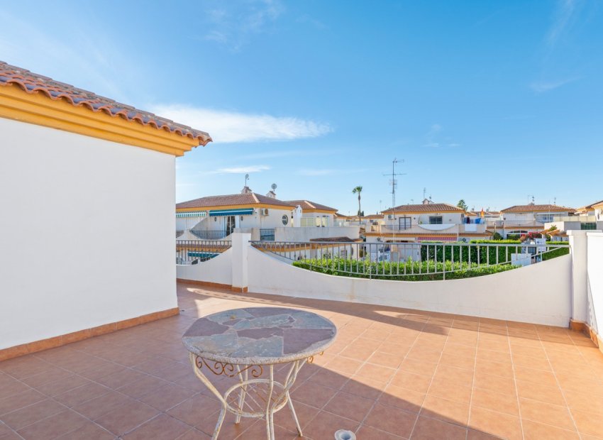 Herverkoop - Geschakelde Villa -
Orihuela Costa